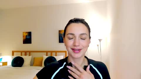 Mia online show from December 6, 1:11 pm