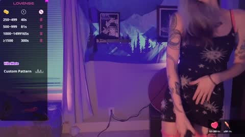 Snapshot of lovelylittlelucyy chatting on January 3, 3:16 am lovelylittlelucyy online show from January 3, 3:16 am