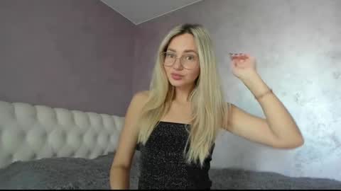 Snapshot of lovelyrose135 chatting on March 7, 8:34 am Lovely Rose online show from March 7, 8:34 am