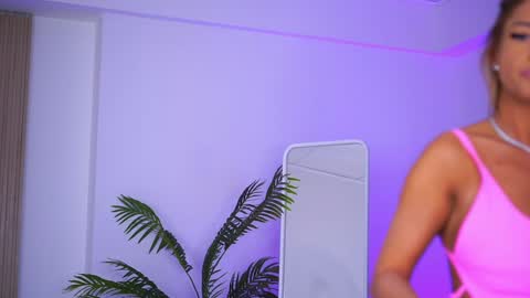 Snapshot of lovingblondie chatting on December 4, 4:32 am Nora online show from December 4, 4:32 am