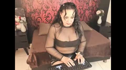 Snapshot of lucianablackwell chatting on October 7, 1:37 pm lucianablackwell online show from October 7, 1:37 pm