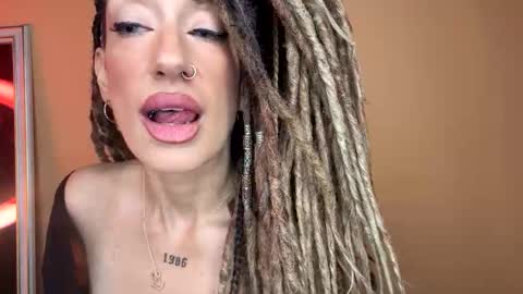 luciashowhot online show from April 17, 8:16 am