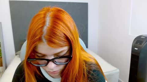 Snapshot of lucie_nicolls chatting on December 2, 8:31 pm Lucie online show from December 2, 8:31 pm
