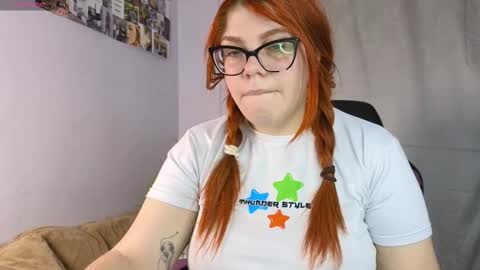 Snapshot of lucie_nicolls chatting on February 26, 7:51 pm Lucie online show from February 26, 7:51 pm