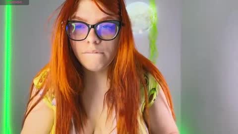 Snapshot of lucie_nicolls chatting on February 10, 7:49 pm Lucie online show from February 10, 7:49 pm