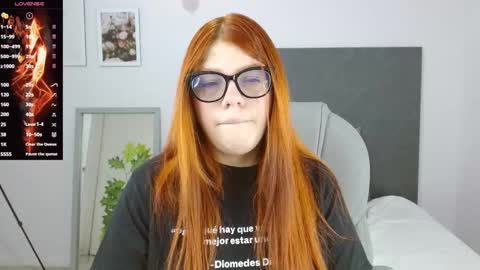 Snapshot of lucie_nicolls chatting on January 2, 7:40 pm Lucie online show from January 2, 7:40 pm
