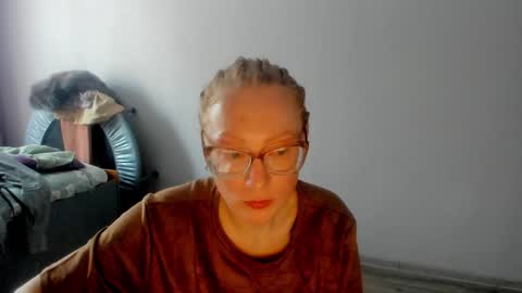 lucky_licky20 online show from December 6, 4:47 am