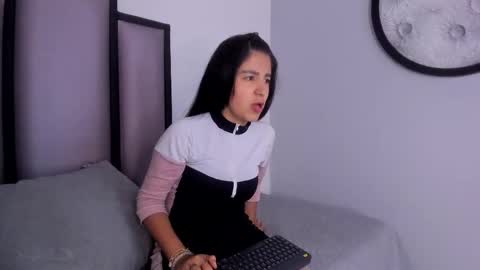 Snapshot of lucy__23 chatting on October 19, 4:36 am online show from October 19, 4:36 am