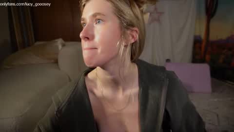 Snapshot of lucy_gooosey chatting on September 29, 3:44 am Lucy. online show from September 29, 3:44 am