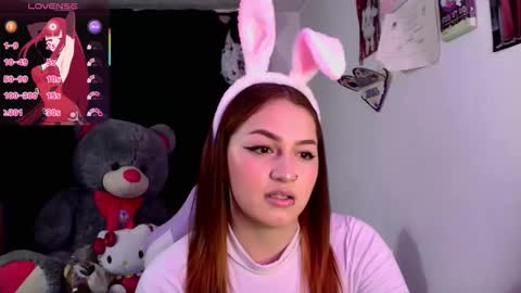 Snapshot of lucycherry__ chatting on November 1, 1:43 am LUCIA online show from November 1, 1:43 am