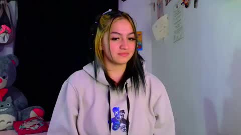 Snapshot of lucycherry__ chatting on December 10, 1:22 am LUCIA online show from December 10, 1:22 am