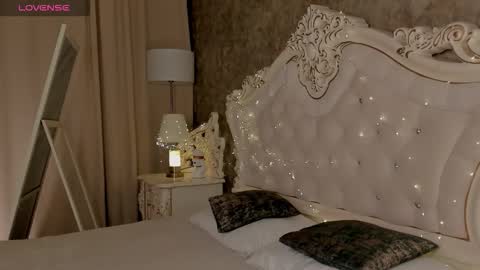 Snapshot of lucyshaw chatting on October 8, 6:07 am Lucy online show from October 8, 6:07 am