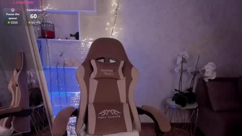 Snapshot of lucyshaw chatting on October 1, 10:53 am Lucy online show from October 1, 10:53 am