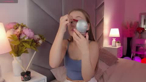 Snapshot of lucyshaw chatting on October 6, 1:17 pm Lucy online show from October 6, 1:17 pm