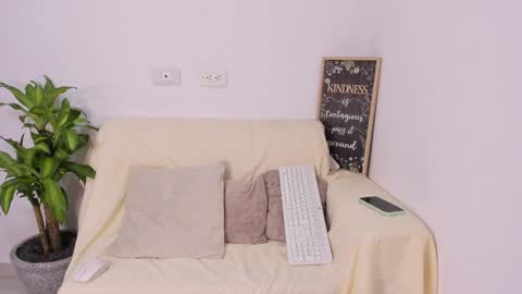 Snapshot of lulu_russell chatting on January 16, 5:32 am LULU online show from January 16, 5:32 am