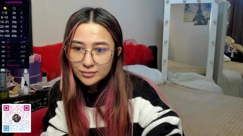 luluu_l online show from December 15, 3:13 am