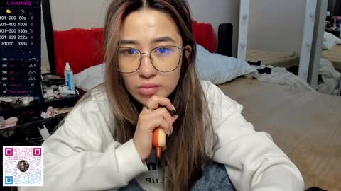 luluu_l online show from December 22, 4:17 am