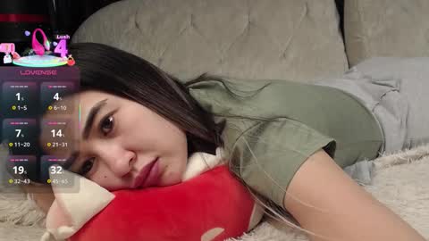 luluu_l online show from September 12, 4:46 am