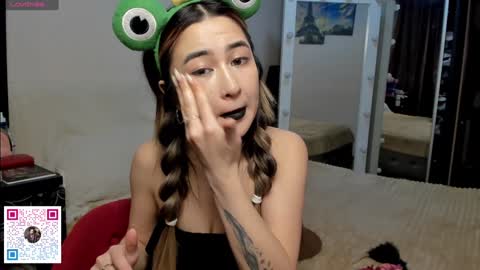 luluu_l online show from January 10, 7:25 am