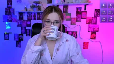 luna_berryy online show from June 3, 7:08 pm