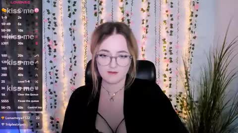 luna_berryy online show from September 25, 9:01 pm