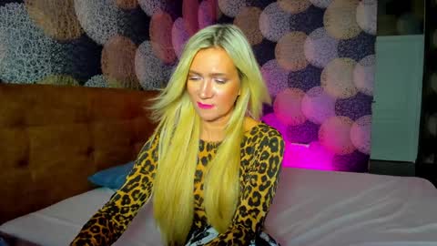 luna_lew1s online show from December 22, 9:44 am