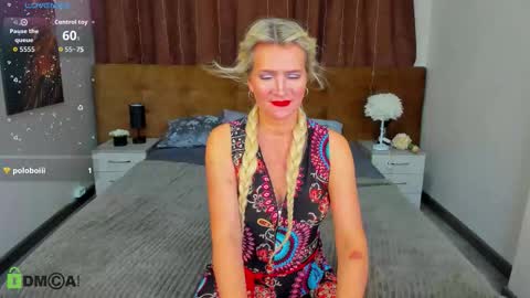 luna_lew1s online show from October 14, 8:50 am