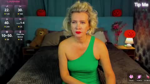 luna_lew1s online show from October 28, 9:04 am