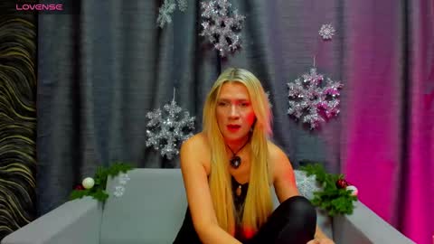 luna_lew1s online show from December 30, 8:32 am