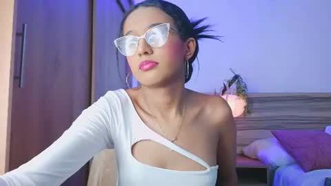 luna_valen online show from July 17, 9:40 pm