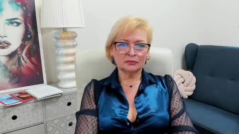 L u n a online show from May 12, 6:43 am