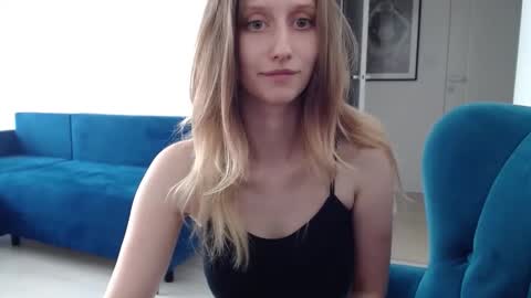 Snapshot of luna_xsensual chatting on September 17, 12:36 pm L U N A online show from September 17, 12:36 pm