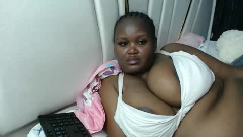 Snapshot of lunabloom01 chatting on October 7, 8:57 pm lunabloom01 online show from October 7, 8:57 pm