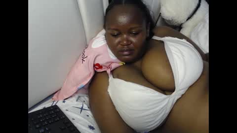 Snapshot of lunabloom01 chatting on September 24, 1:04 am lunabloom01 online show from September 24, 1:04 am