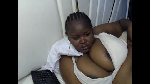 Snapshot of lunabloom01 chatting on October 1, 3:28 pm lunabloom01 online show from October 1, 3:28 pm