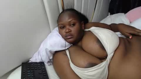 Snapshot of lunabloom01 chatting on September 19, 1:48 am lunabloom01 online show from September 19, 1:48 am