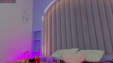 Snapshot of lunalenox_ chatting on February 28, 2:53 am I M L U N A online show from February 28, 2:53 am