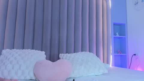 Snapshot of lunalenox_ chatting on February 5, 2:40 am I M L U N A online show from February 5, 2:40 am