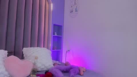 Snapshot of lunalenox_ chatting on January 27, 2:53 am I M L U N A online show from January 27, 2:53 am