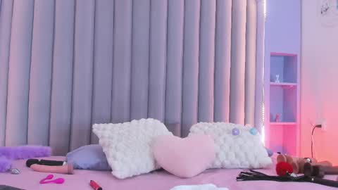Snapshot of lunalenox_ chatting on February 12, 2:45 am I M L U N A online show from February 12, 2:45 am
