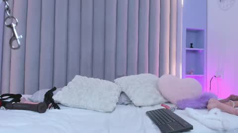 Snapshot of lunalenox_ chatting on March 6, 6:08 am I M L U N A online show from March 6, 6:08 am
