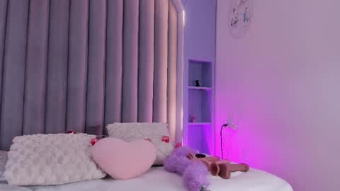Snapshot of lunalenox_ chatting on March 3, 2:33 am I M L U N A online show from March 3, 2:33 am
