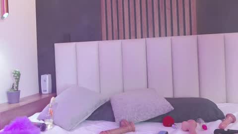 Snapshot of lunalenox_ chatting on February 1, 2:47 am I M L U N A online show from February 1, 2:47 am