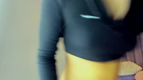 Snapshot of lunalenox_ chatting on February 15, 2:47 am I M L U N A online show from February 15, 2:47 am