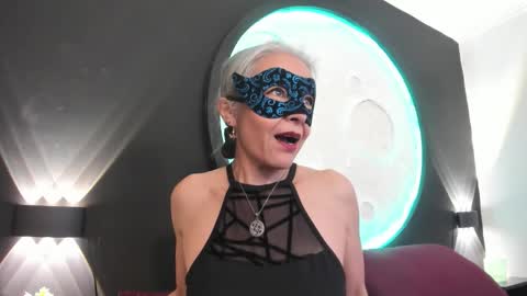 lunamisteriosa_ online show from December 1, 11:25 am