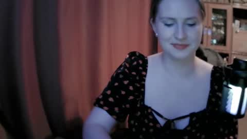lunamystique_ online show from June 18, 4:12 pm