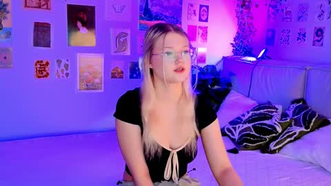 lunariafox online show from April 9, 2:55 pm