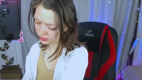 Snapshot of lunarlily7 chatting on October 15, 5:32 am Lily online show from October 15, 5:32 am