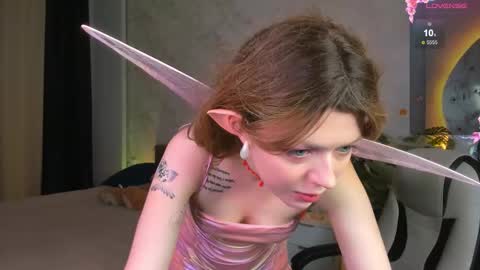 Snapshot of lunarlily7 chatting on October 29, 6:29 am Lily online show from October 29, 6:29 am