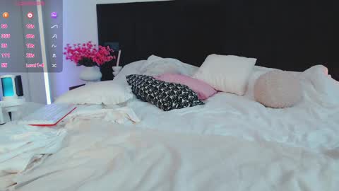 LunaticaBae online show from April 6, 4:46 am